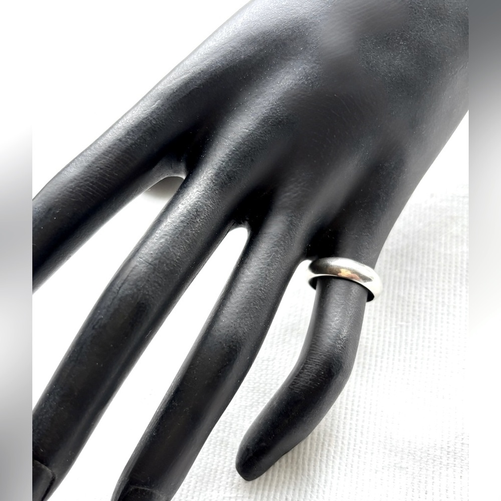 Sterling Silver Band Ring - Unisex
Size 6
Like New